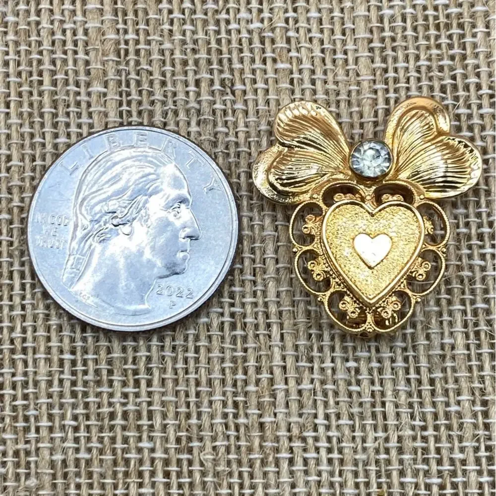 Heart brooch‎ gold tone w/bow & light blue accent stone - vintage, stamped Jane